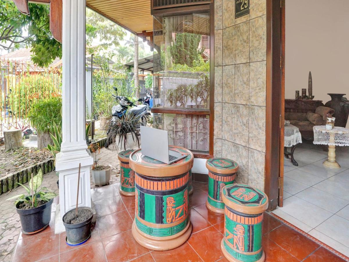 Oyo Life 90539 Taman Borobudur Guest House Syariah Blimbing  Esterno foto