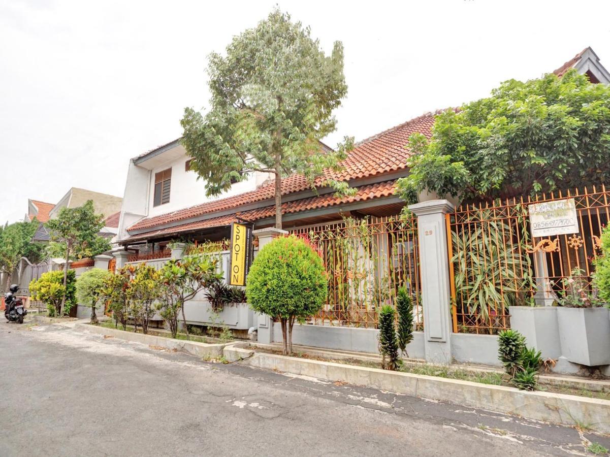 Oyo Life 90539 Taman Borobudur Guest House Syariah Blimbing  Esterno foto