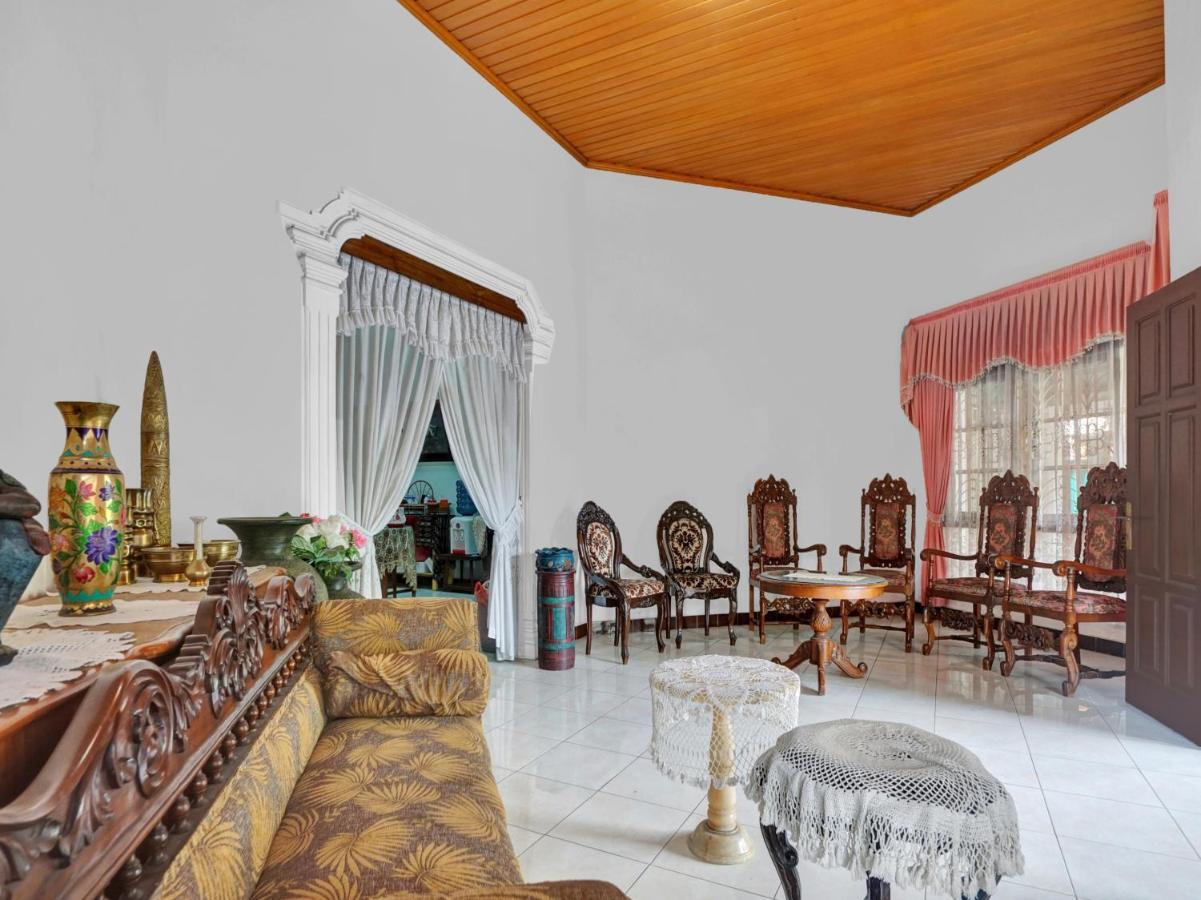 Oyo Life 90539 Taman Borobudur Guest House Syariah Blimbing  Esterno foto