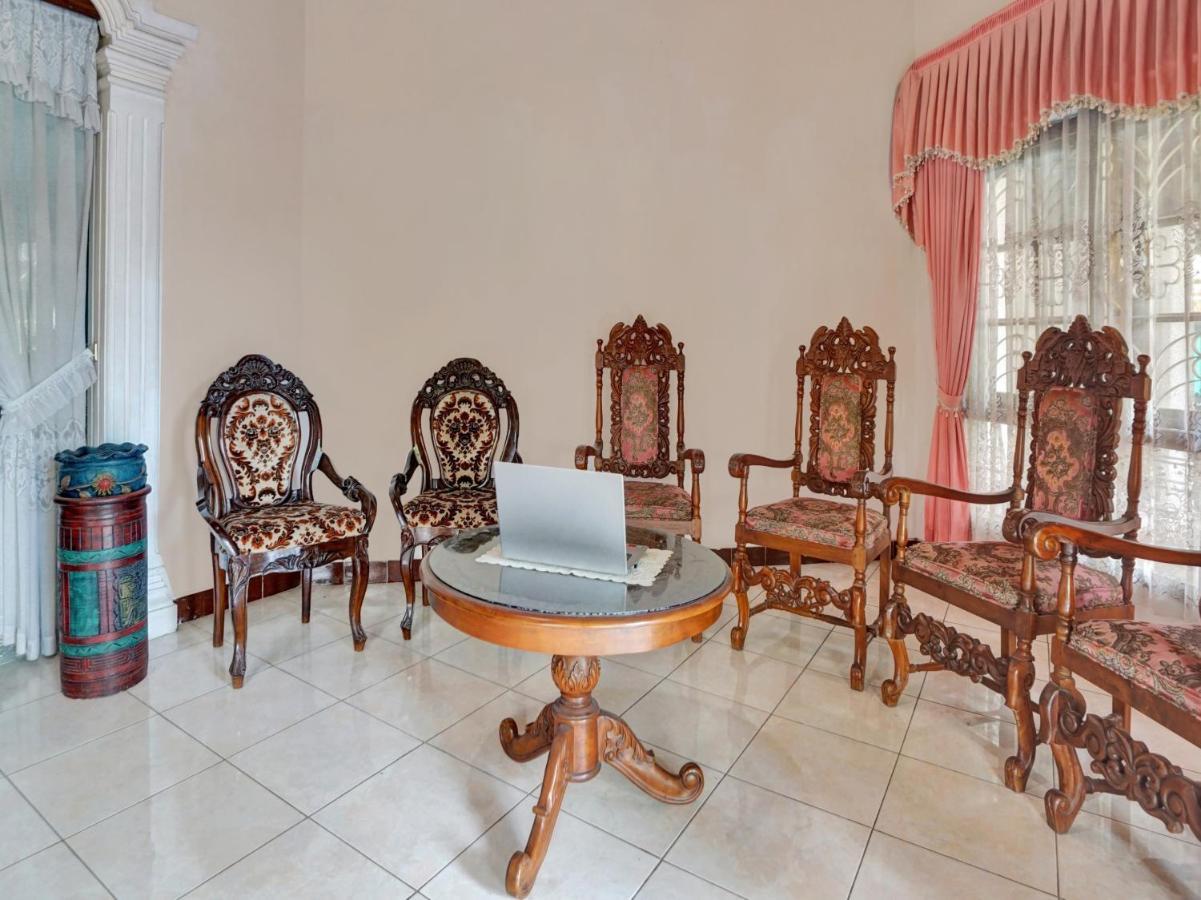 Oyo Life 90539 Taman Borobudur Guest House Syariah Blimbing  Esterno foto