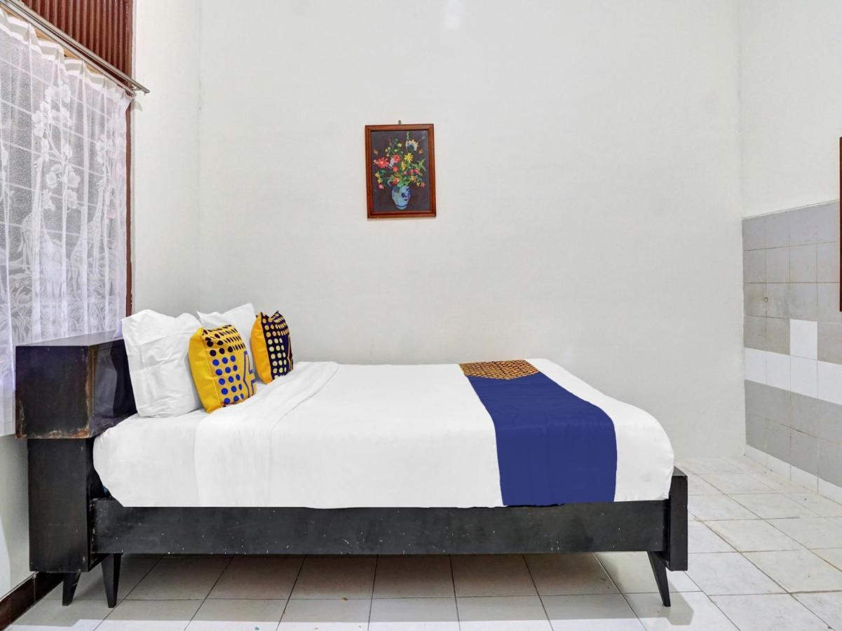 Oyo Life 90539 Taman Borobudur Guest House Syariah Blimbing  Esterno foto