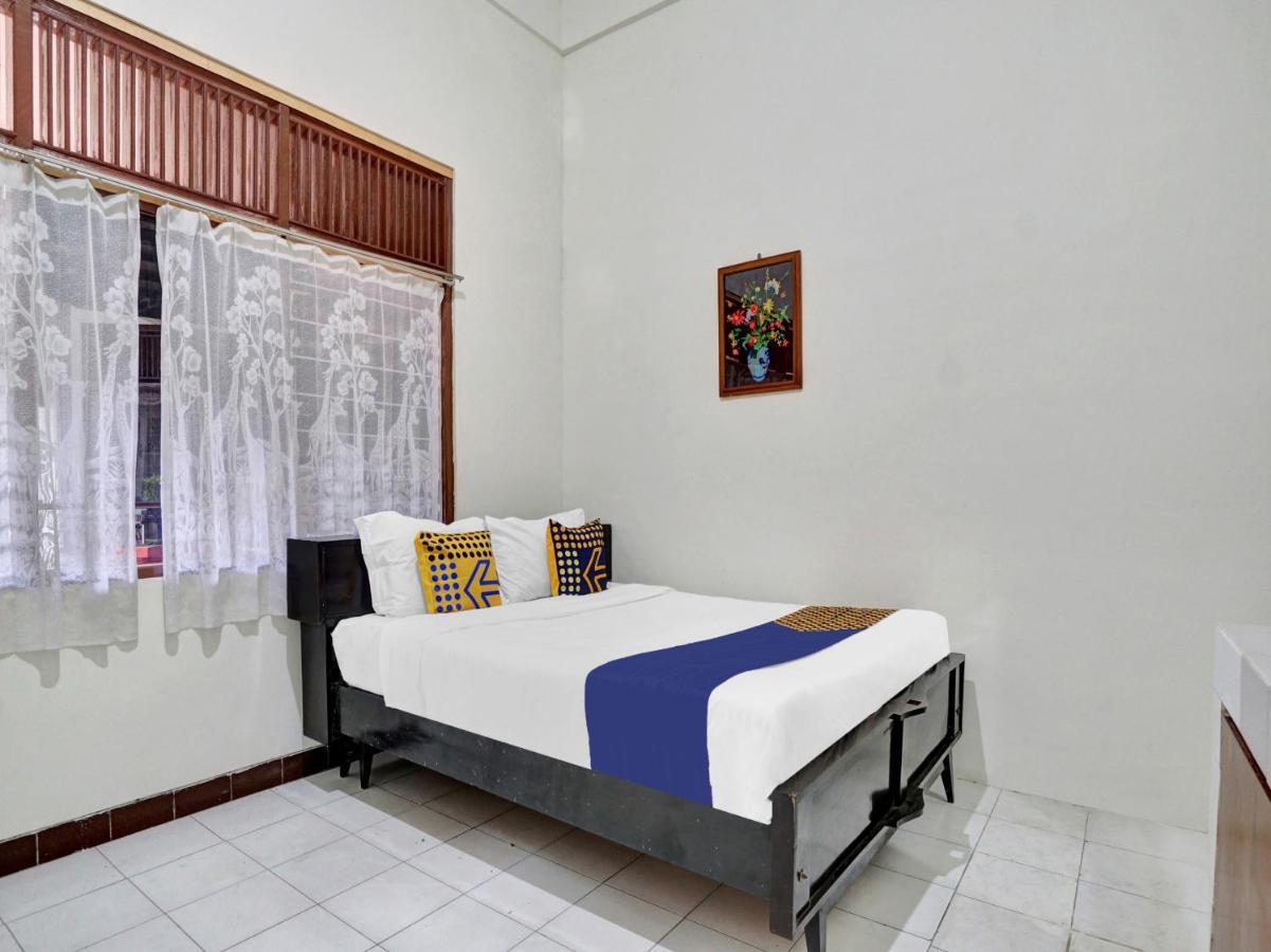 Oyo Life 90539 Taman Borobudur Guest House Syariah Blimbing  Esterno foto