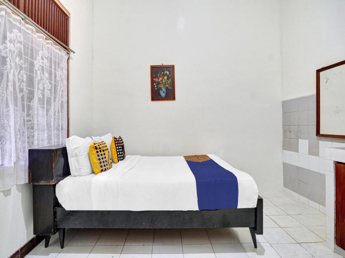 Oyo Life 90539 Taman Borobudur Guest House Syariah Blimbing  Esterno foto